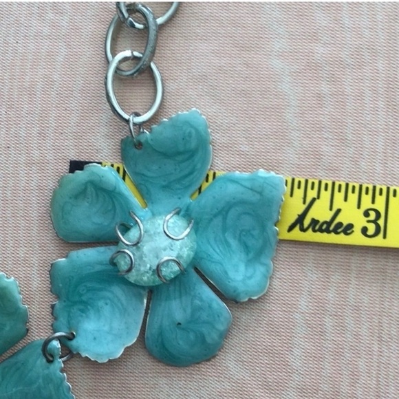 Woman’s unique 3 dimensional Enamel Flower Necklace with sliver tone metal - Picture 5 of 9